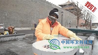 疫情下的环卫工人：擦果皮箱痰迹是我的责任