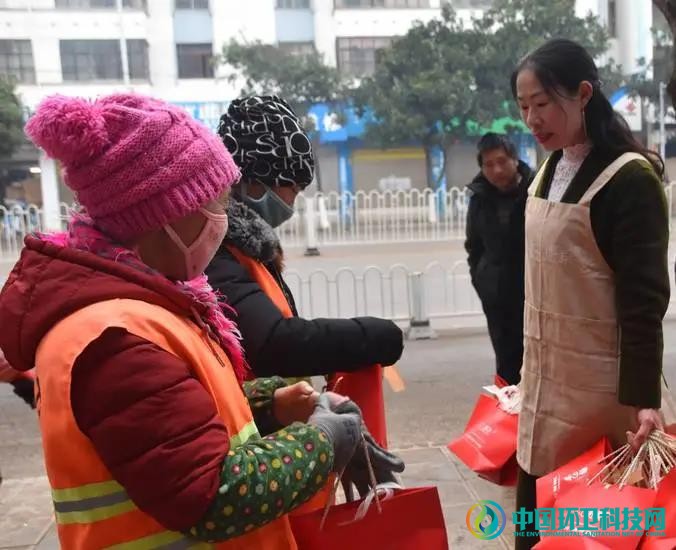 云南宣威：温暖！爱心礼包送给环卫工人